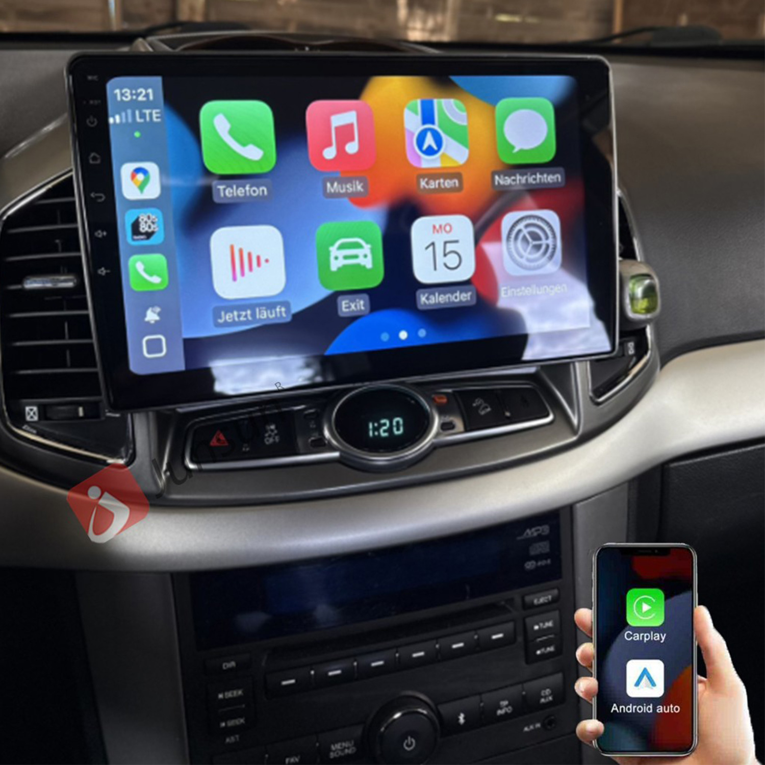 Un salpicadero de coche con una gran pantalla de infoentretenimiento y una mano sosteniendo un smartphone.