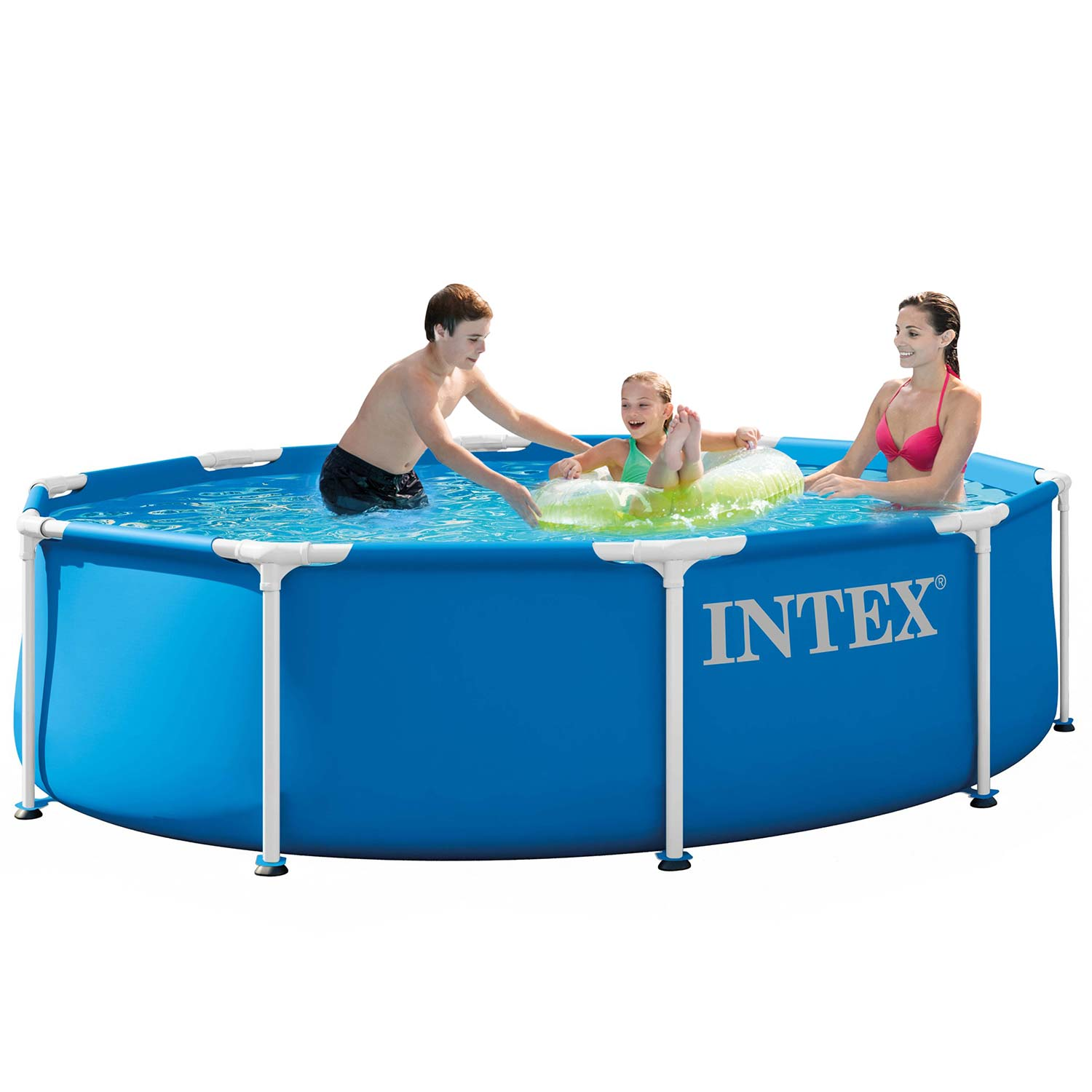 Eine Familie spielt in einem runden blauen Intex-Aufstellpool mit klarem Wasser.
