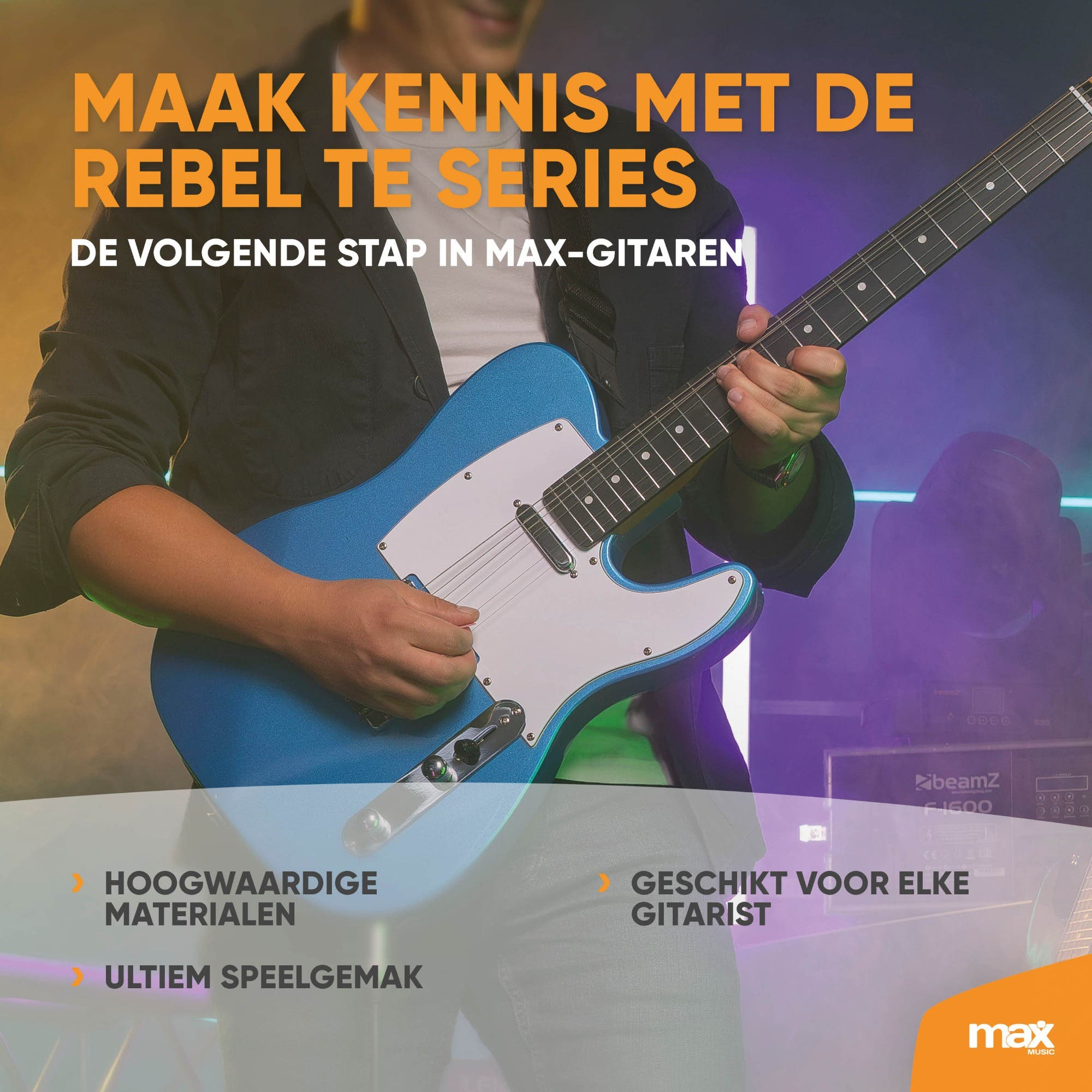 Ein Gitarrist spielt eine blaue E-Gitarre mit weißem Schlagbrett in einem neonbeleuchteten Raum.