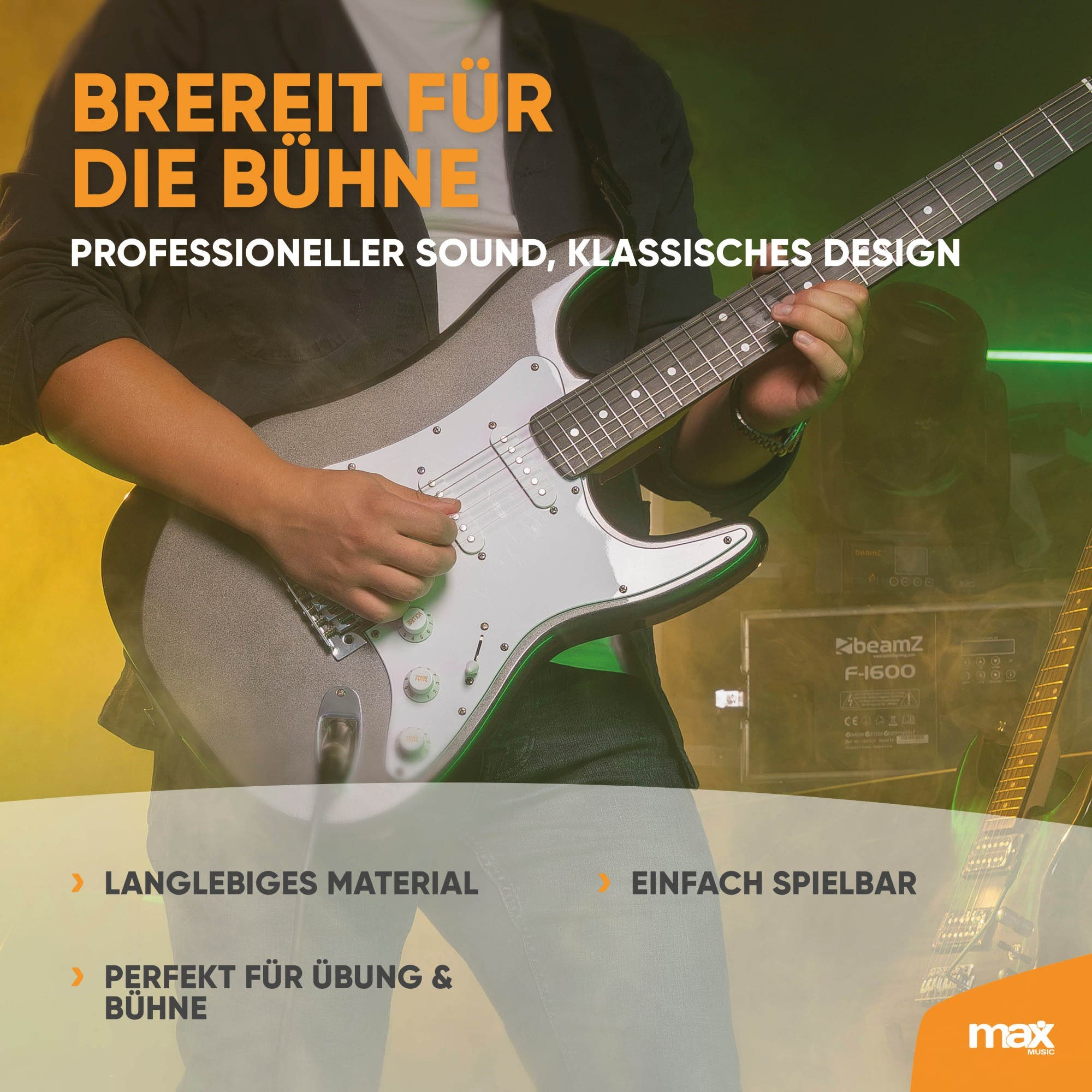 Ein Musiker spielt auf einer grauen E-Gitarre vor einem beleuchteten Hintergrund.