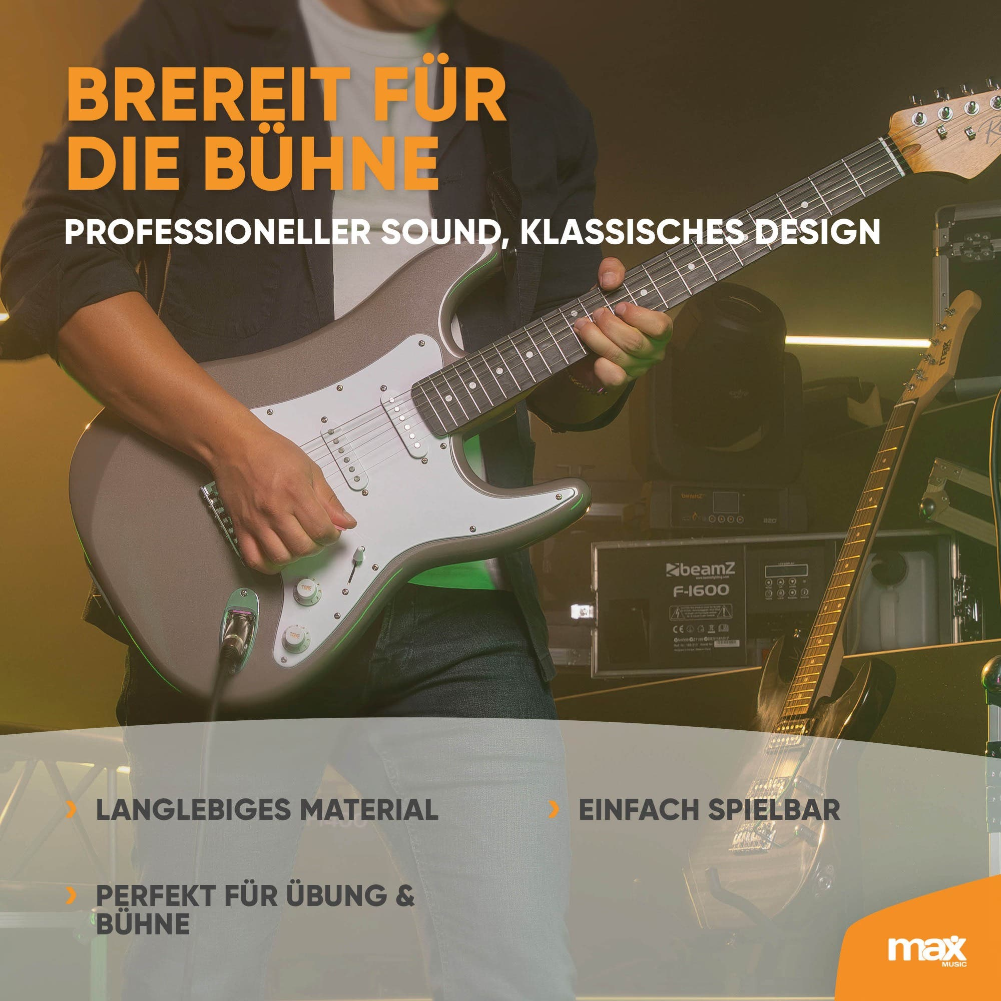 Ein Musiker spielt eine graue E-Gitarre auf einer Bühne mit Licht und Lautsprechern im Hintergrund.