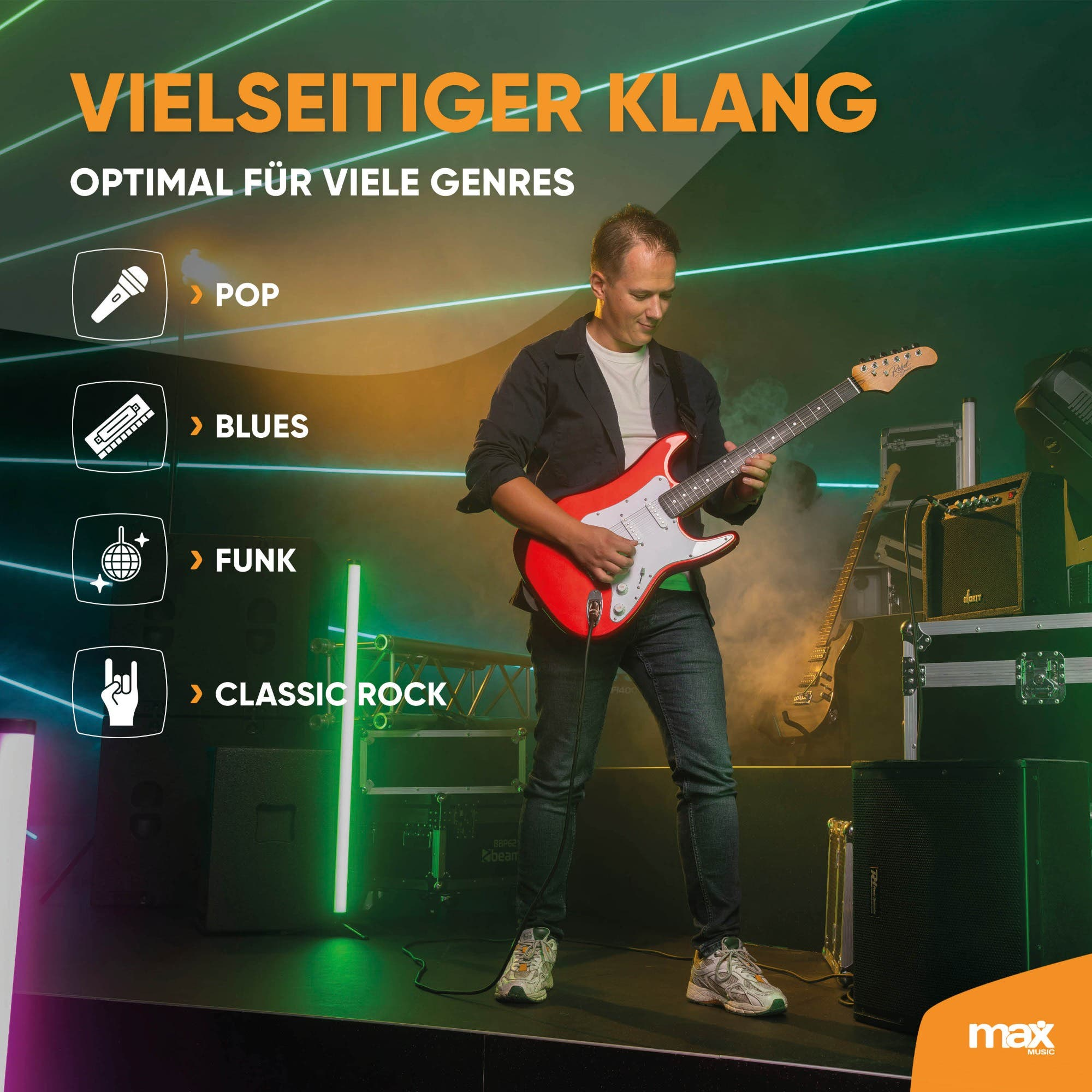 Ein Musiker spielt auf einer roten E-Gitarre auf einer Bühne mit grünen Lasern und Equipment.