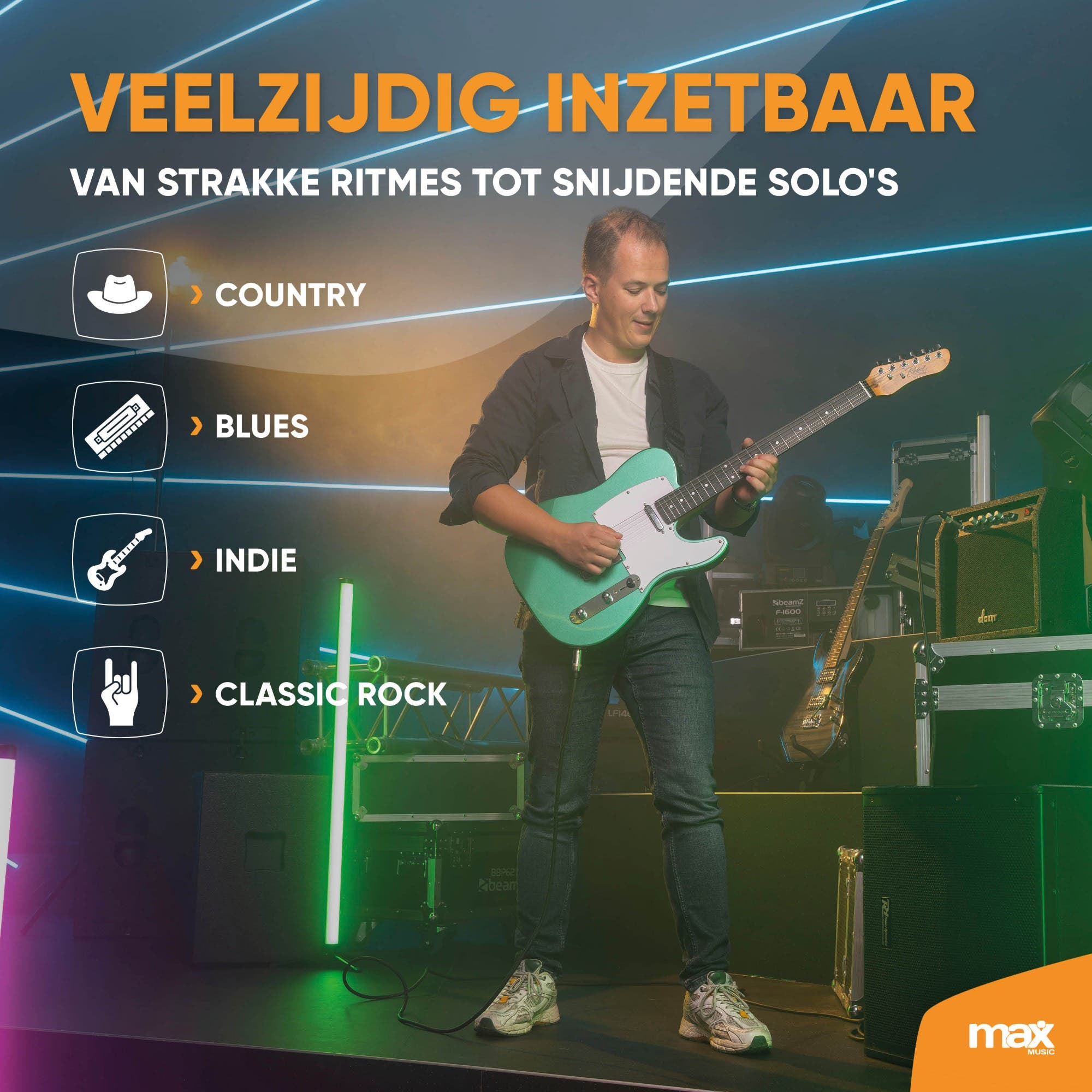 Ein Musiker spielt eine grüne E-Gitarre auf einer Bühne mit Lichteffekten und Textoverlays.