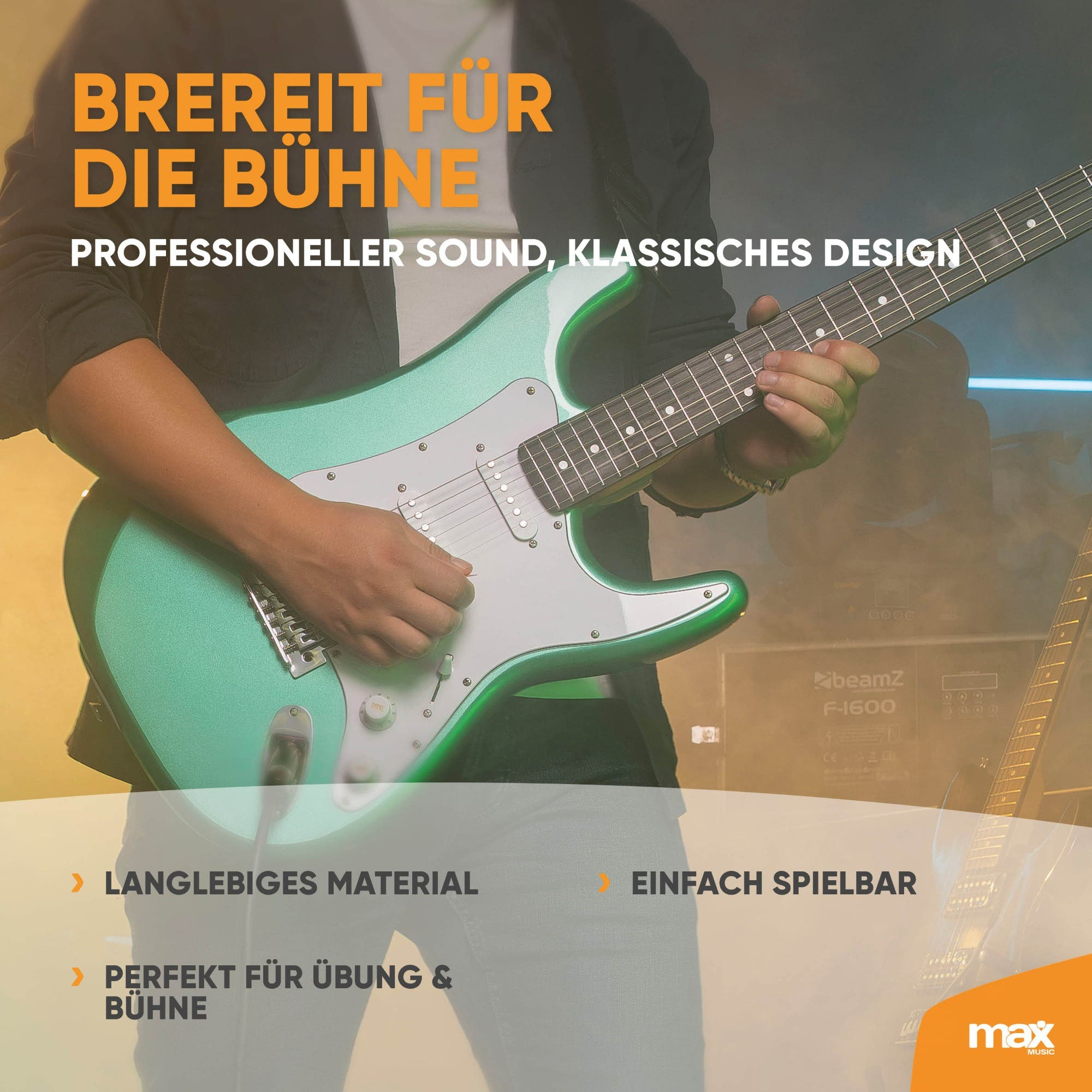 Ein Musiker spielt eine grüne E-Gitarre mit weißem Schlagbrett vor einem Hintergrund mit Werbetext.