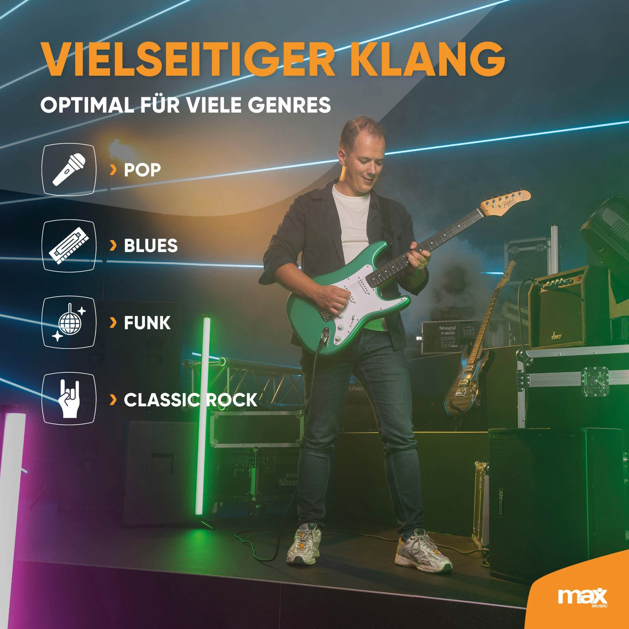 Ein Musiker spielt auf einer dunkelgrünen E-Gitarre auf einer Bühne mit Lichteffekten und Textoverlays.