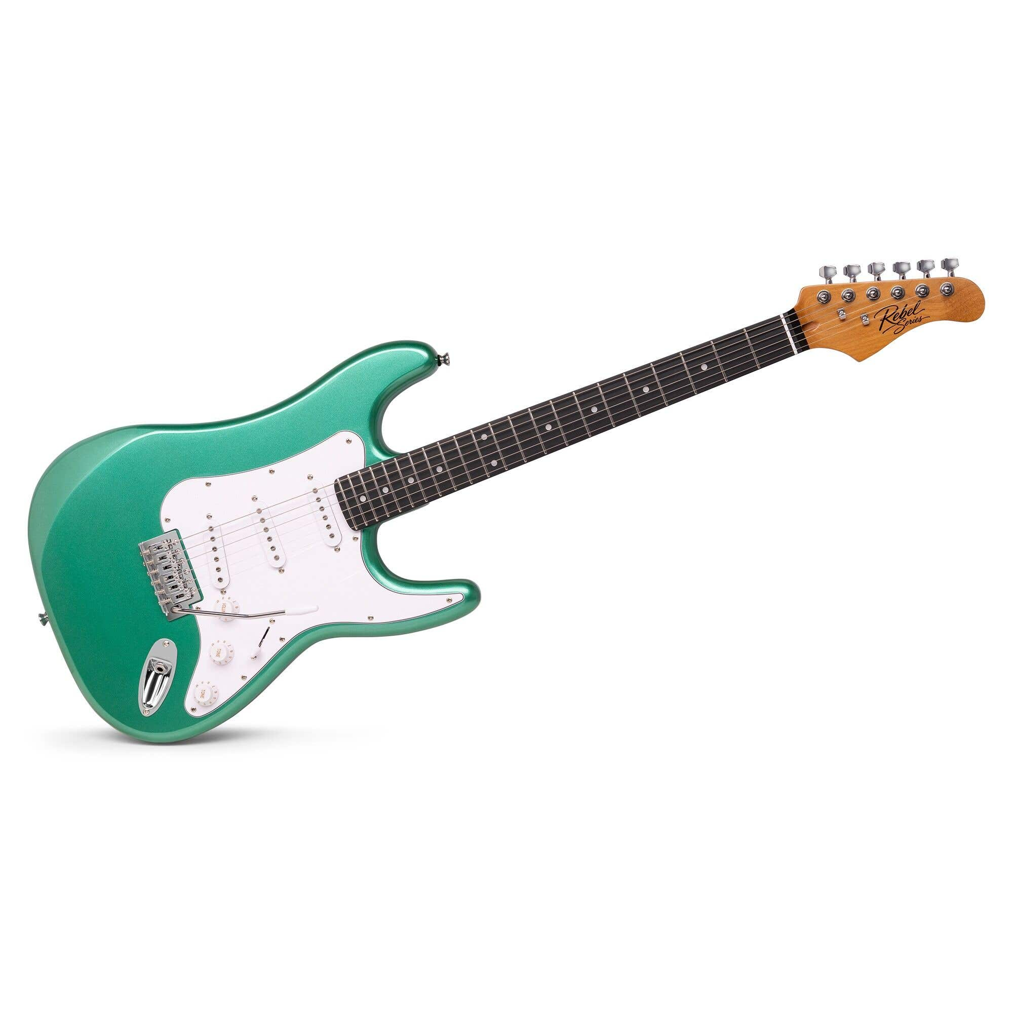 Eine grüne E-Gitarre mit weißem Schlagbrett und Holzhals liegt auf weißem Hintergrund.