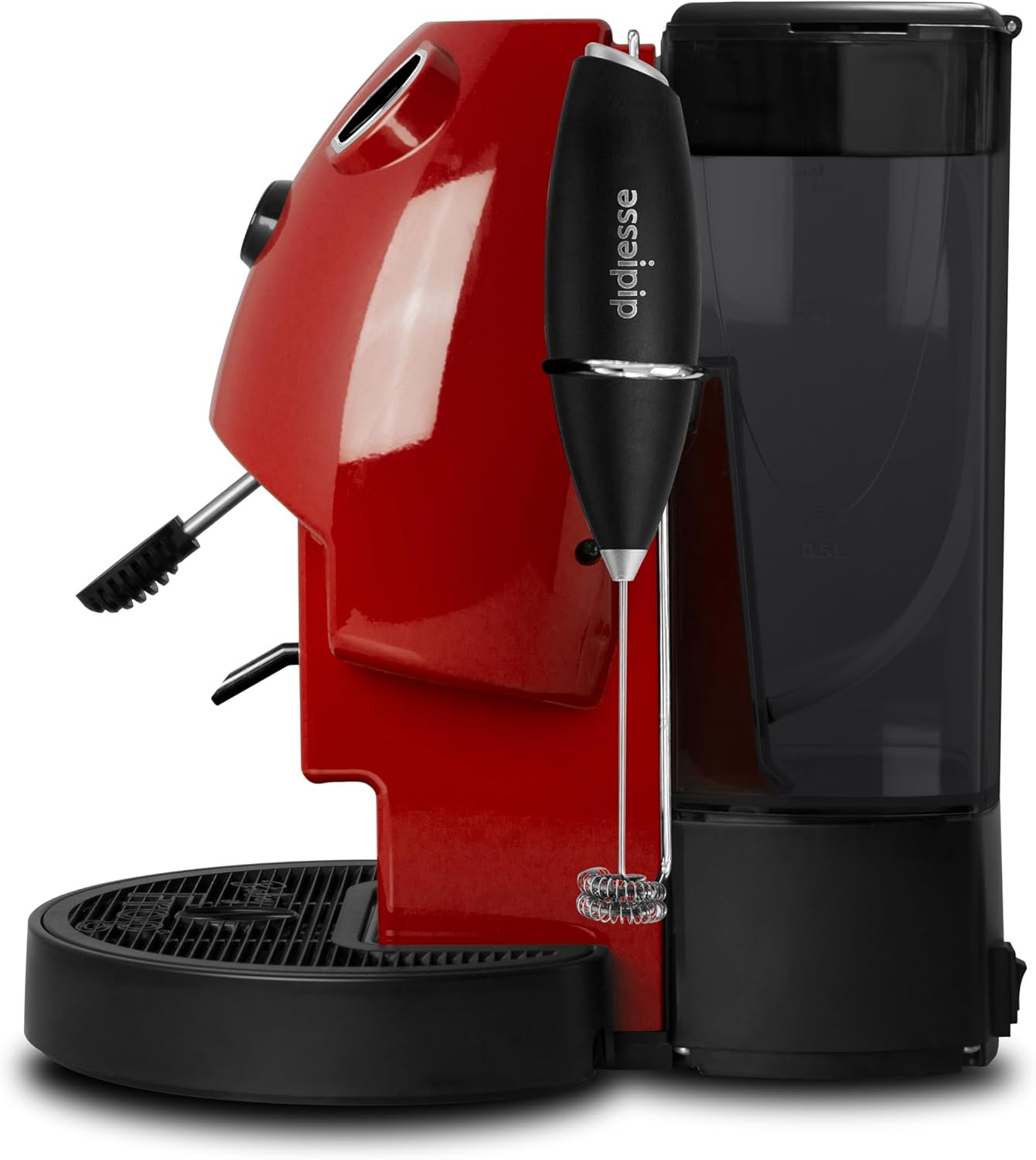 Eine rote Kaffeemaschine mit schwarzem Wassertank und Milchaufschäumer auf einem schwarzen Sockel vor weißem Hintergrund.