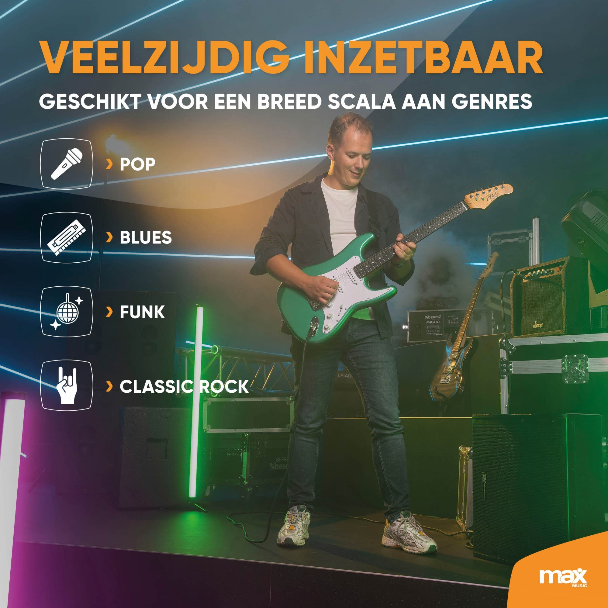 Ein Mann spielt eine grüne E-Gitarre auf einer Bühne mit Lichteffekten und Musikinstrumenten.