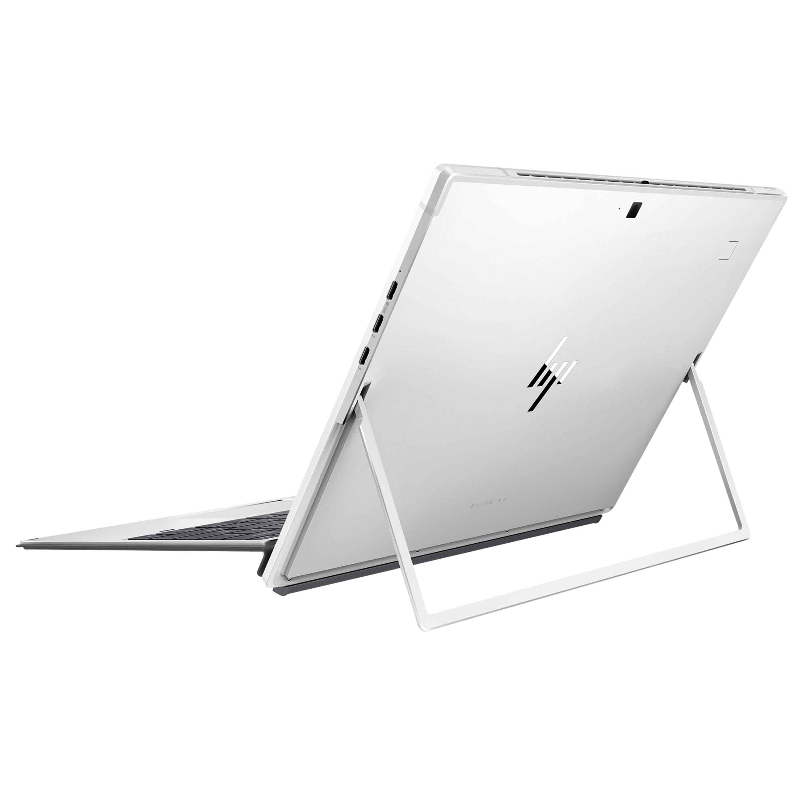 Rückansicht eines silbernen HP 2-in-1 Laptops mit ausgeklapptem Ständer und angeschlossener Tastatur.