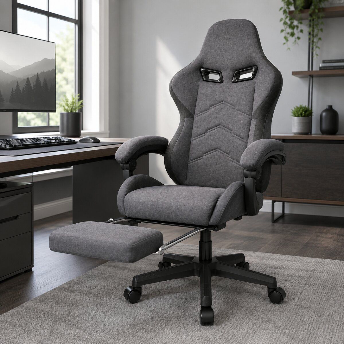 Grauer ergonomischer Gaming-Stuhl mit Fußstütze auf einem Teppich im Büro.
