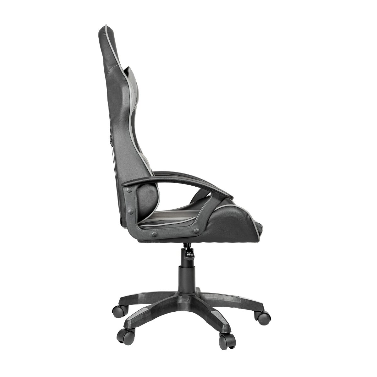 Seitenansicht eines schwarz-grauen ergonomischen Gaming-Stuhls mit Rollen auf weißem Hintergrund.