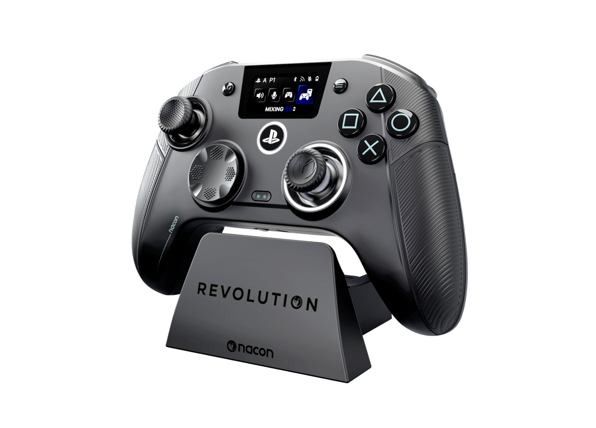 Ein schwarzer Nacon Revolution Controller auf einer passenden Ladestation vor schwarzem Hintergrund.