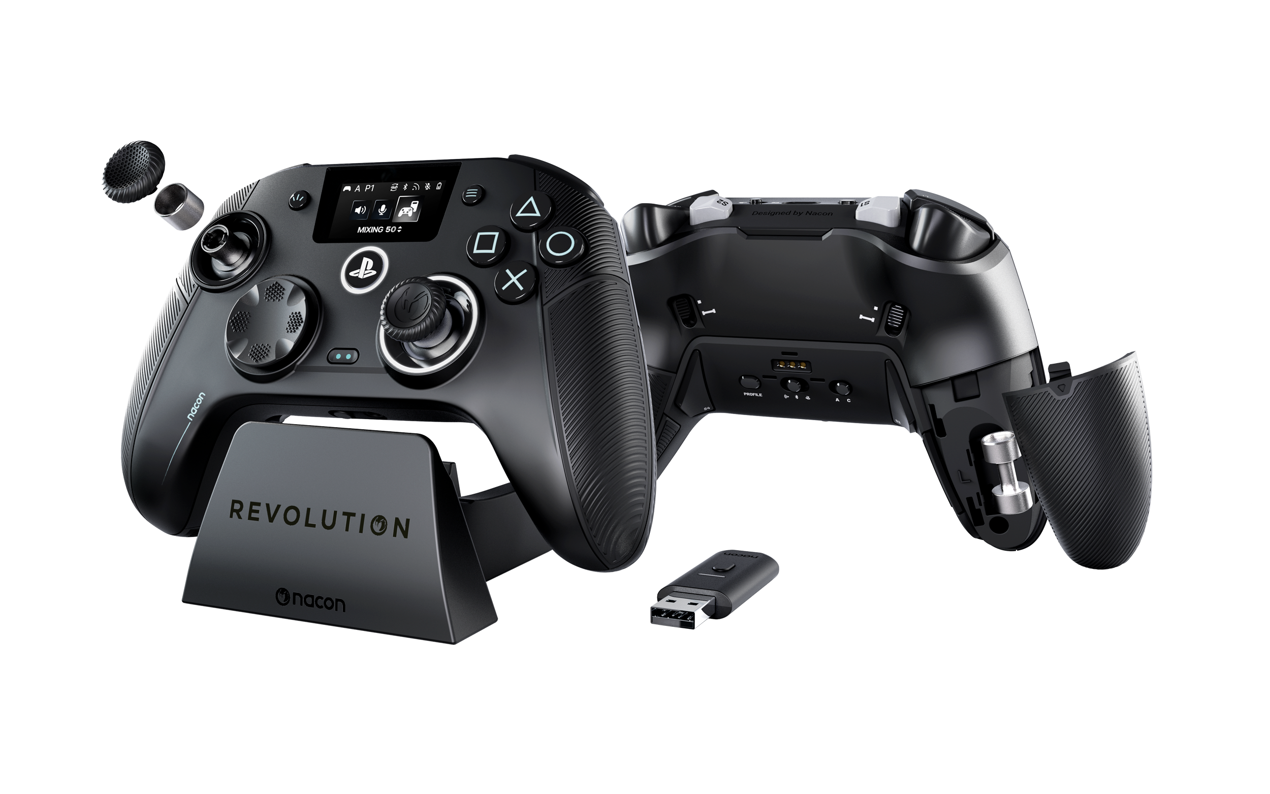 Schwarzer Nacon Revolution Controller auf Ladestation mit USB-Dongle und abnehmbaren Teilen auf schwarzem Grund.