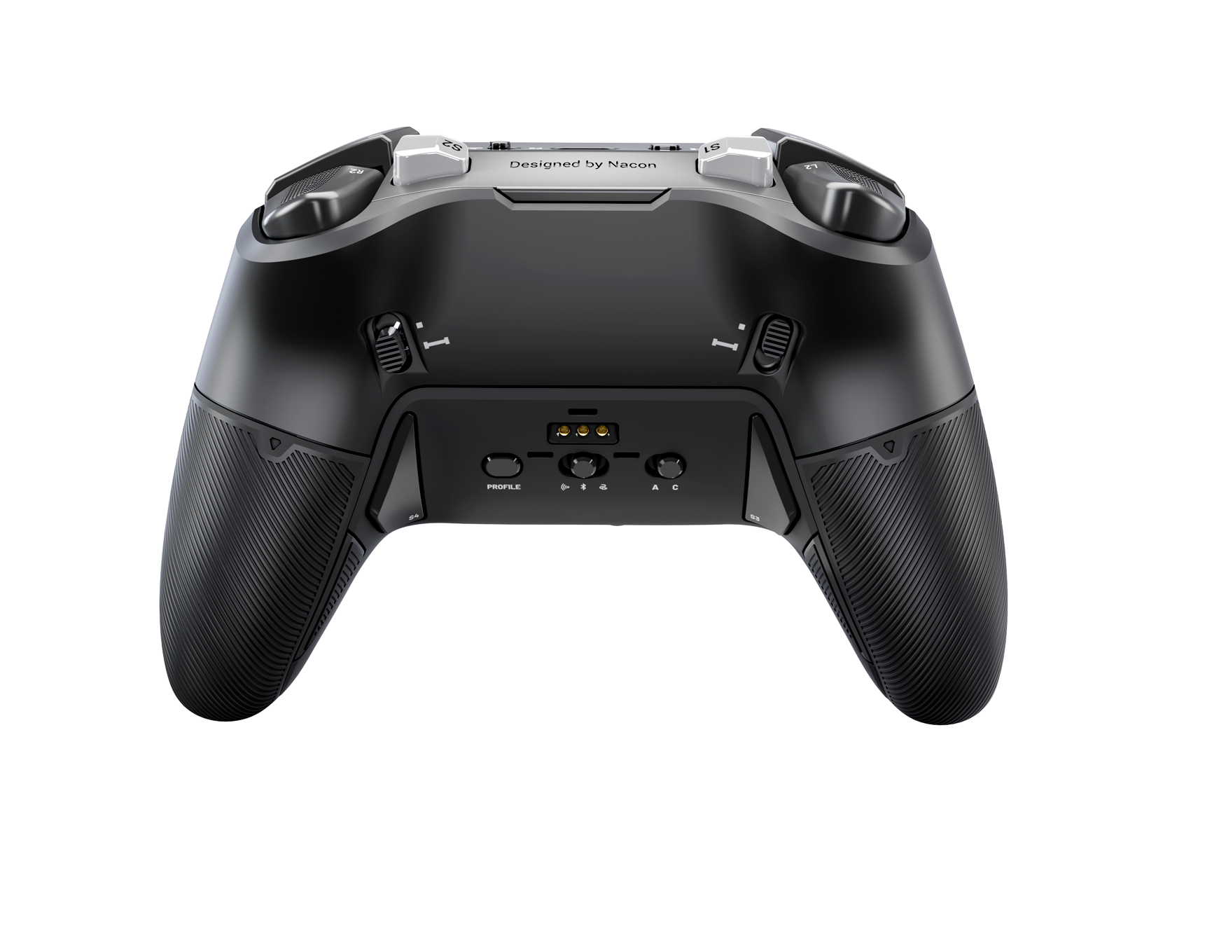 Rückansicht eines schwarzen Nacon-Wireless-Gamepads mit strukturierten Griffen und silbernen Triggern vor schwarzem Hintergrund.