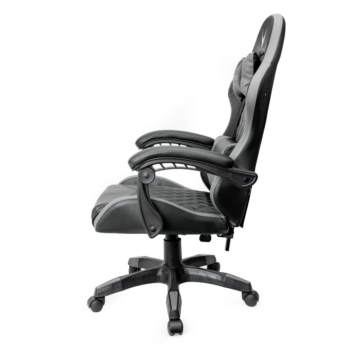 Ein schwarzer und grauer Gaming-Stuhl von der Seite vor weißem Hintergrund mit Rollen.