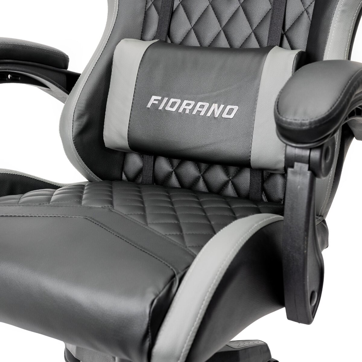 Ein schwarz-grauer Gaming-Stuhl mit Rautensteppung und FIORANO-Logo.