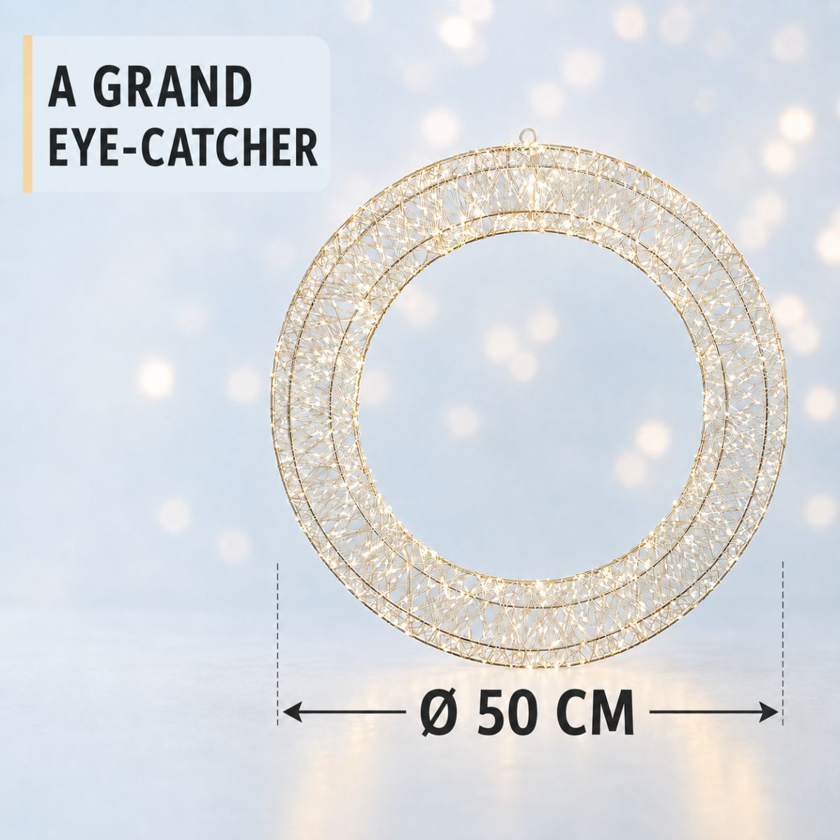 Een grote ronde gouden draadkrans met geïntegreerde verlichting heeft een diameter van 50 cm.