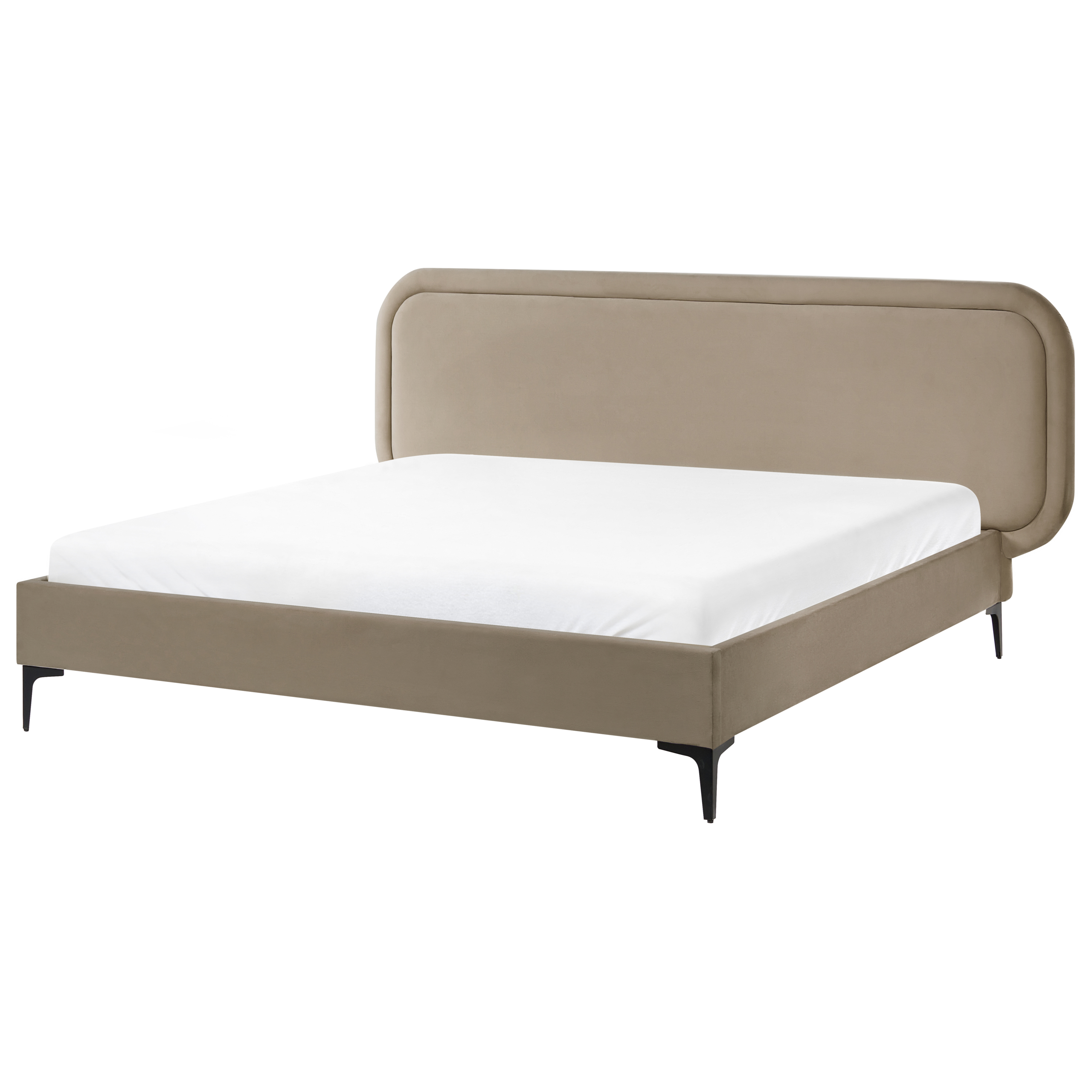 Un moderno letto imbottito beige con lenzuola bianche e gambe nere su sfondo bianco.