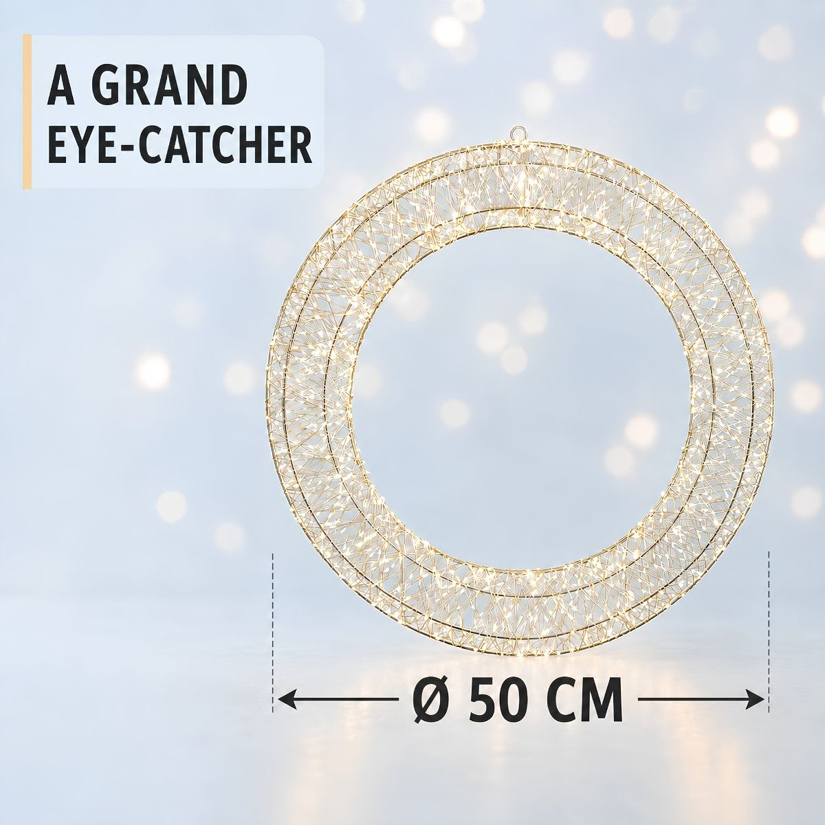 Een grote, ronde, gouden draadkrans met geïntegreerde verlichting heeft een diameter van 50 cm.