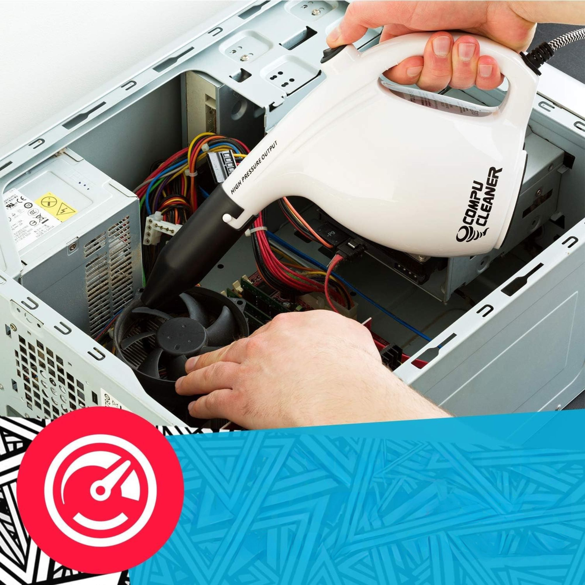 Eine Person reinigt das Innere eines Desktop-PCs mit einem weißen elektrischen Handstaubsauger.
