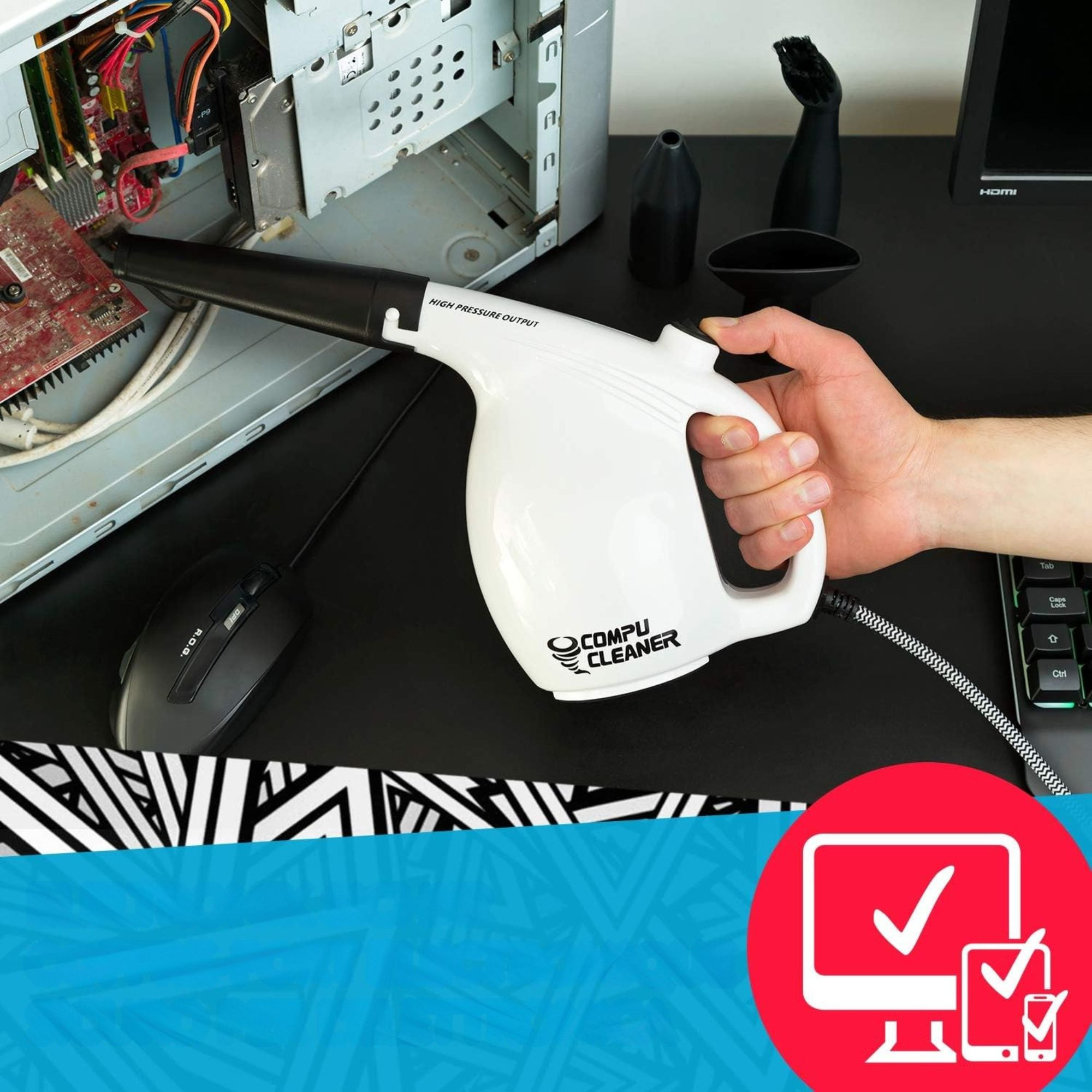 Eine Hand hält ein weißes CompuCleaner-Gerät und reinigt einen offenen PC-Tower auf einem Schreibtisch.