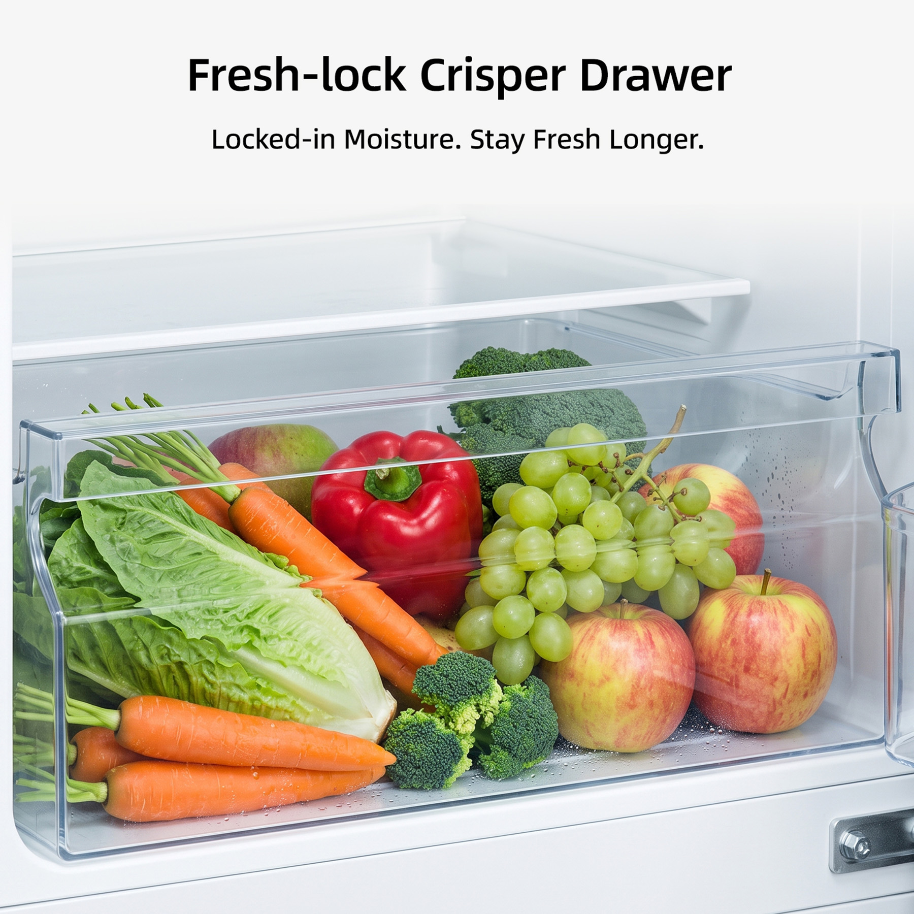 Cajón transparente de verduras en el refrigerador con zanahorias, lechuga, pimiento rojo, brócoli, uvas y manzanas.