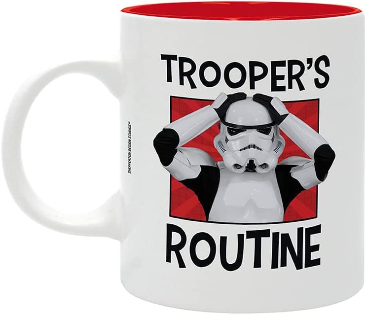 Una taza blanca con interior rojo muestra un soldado imperial estresado y el texto TROOPER'S ROUTINE.