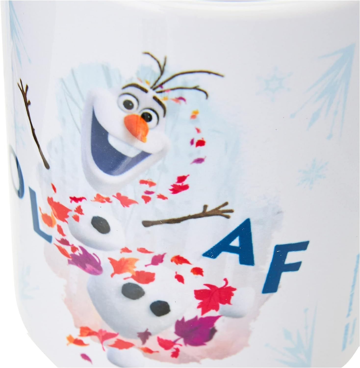 Una taza blanca con Olaf de Frozen rodeado de hojas de otoño de colores y patrones de copos de nieve azules.