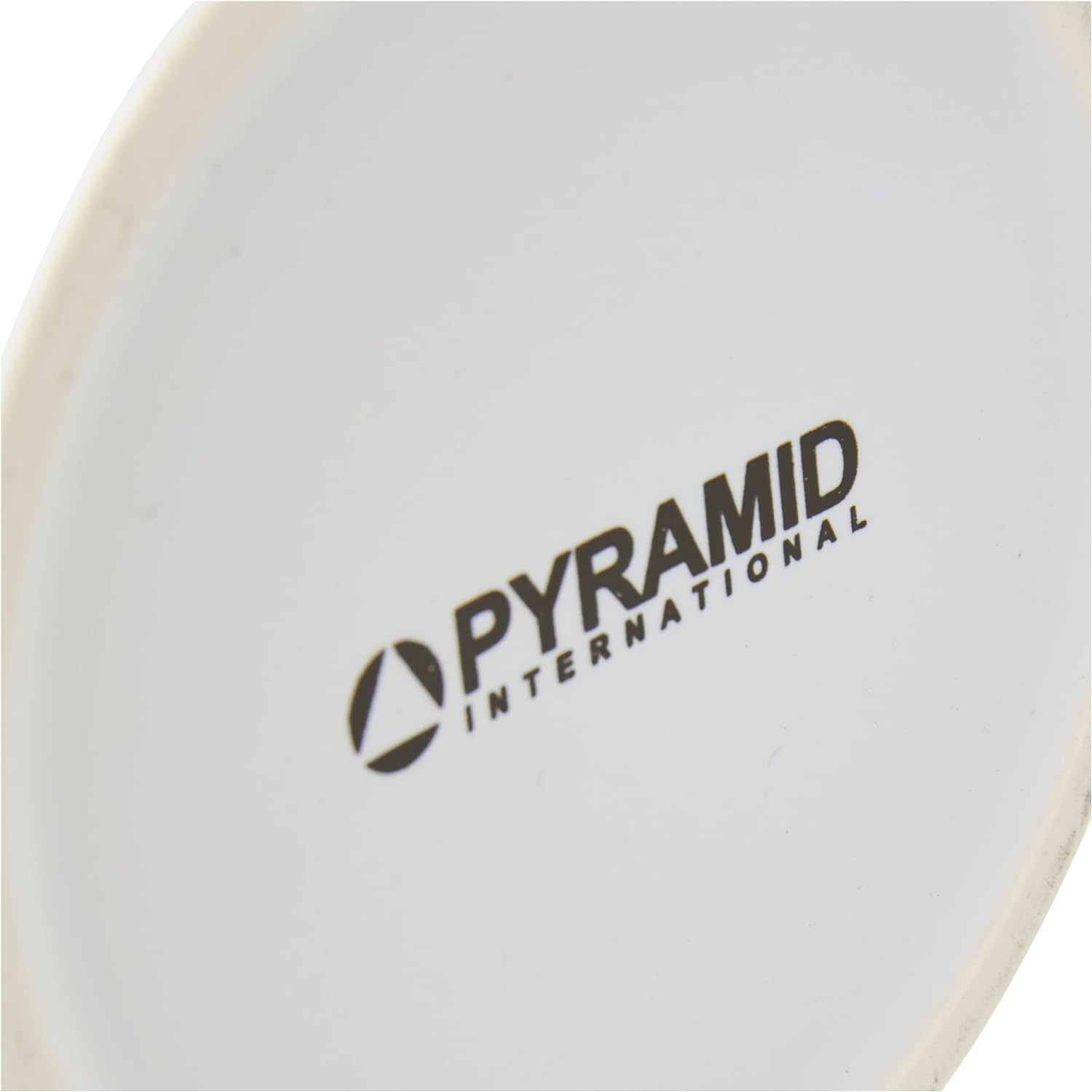 La base blanca de un objeto de cerámica muestra el logotipo negro de PYRAMID INTERNATIONAL.