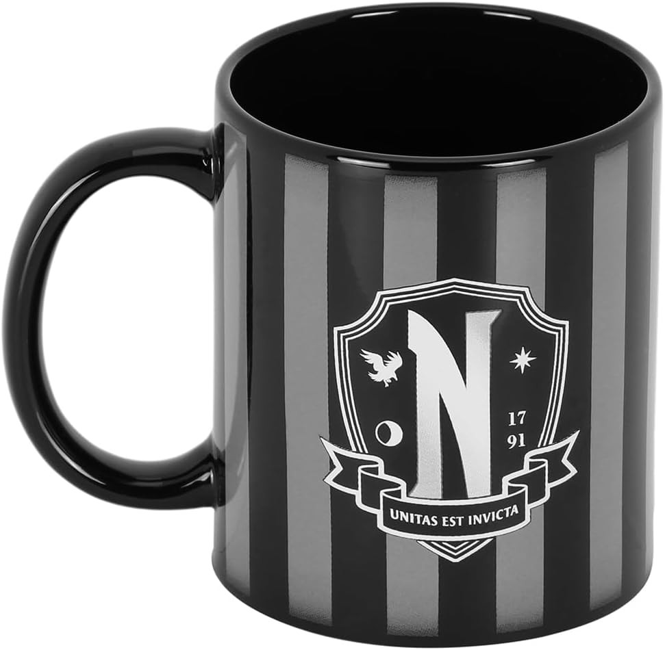 Una taza de cerámica negra con rayas grises y un escudo con la letra N y el texto Unitas Est Invicta.