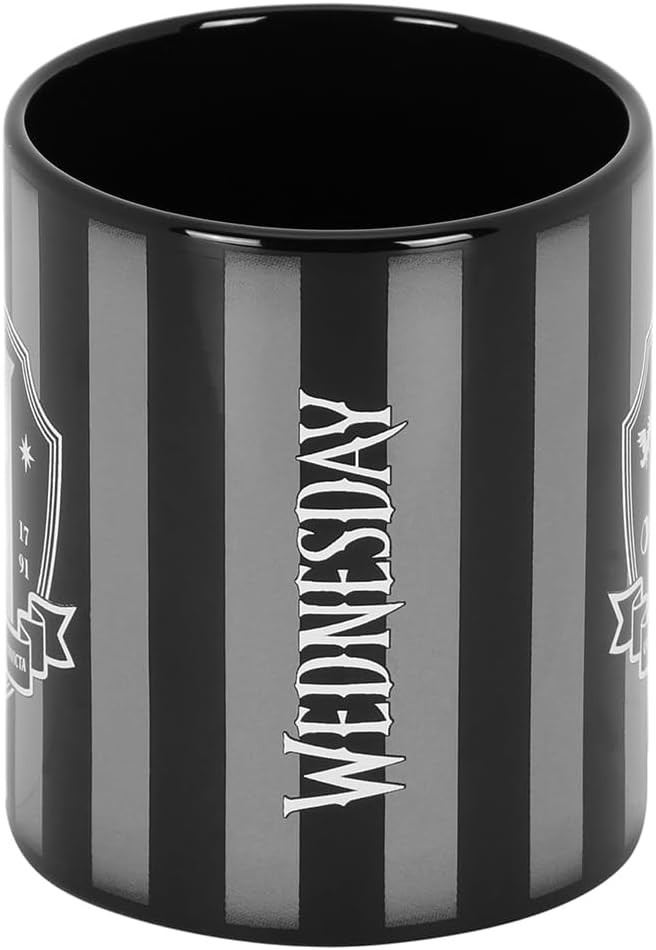 Taza negra con rayas grises y la palabra WEDNESDAY impresa en blanco.