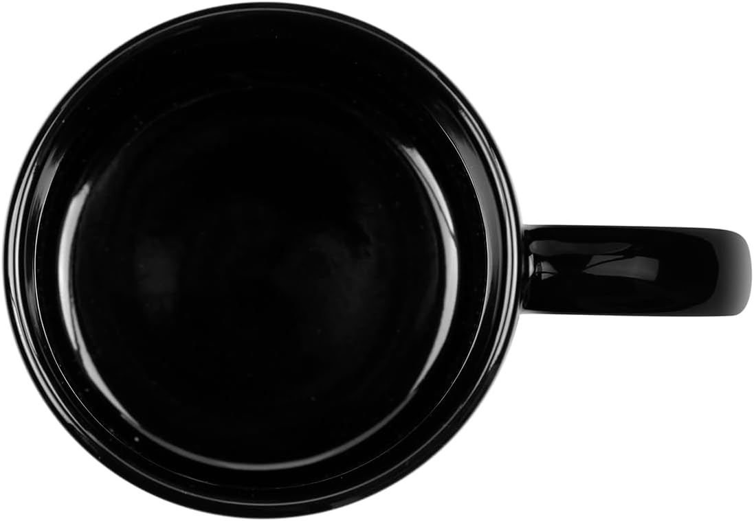Una taza negra vista desde arriba con un asa en el lateral.