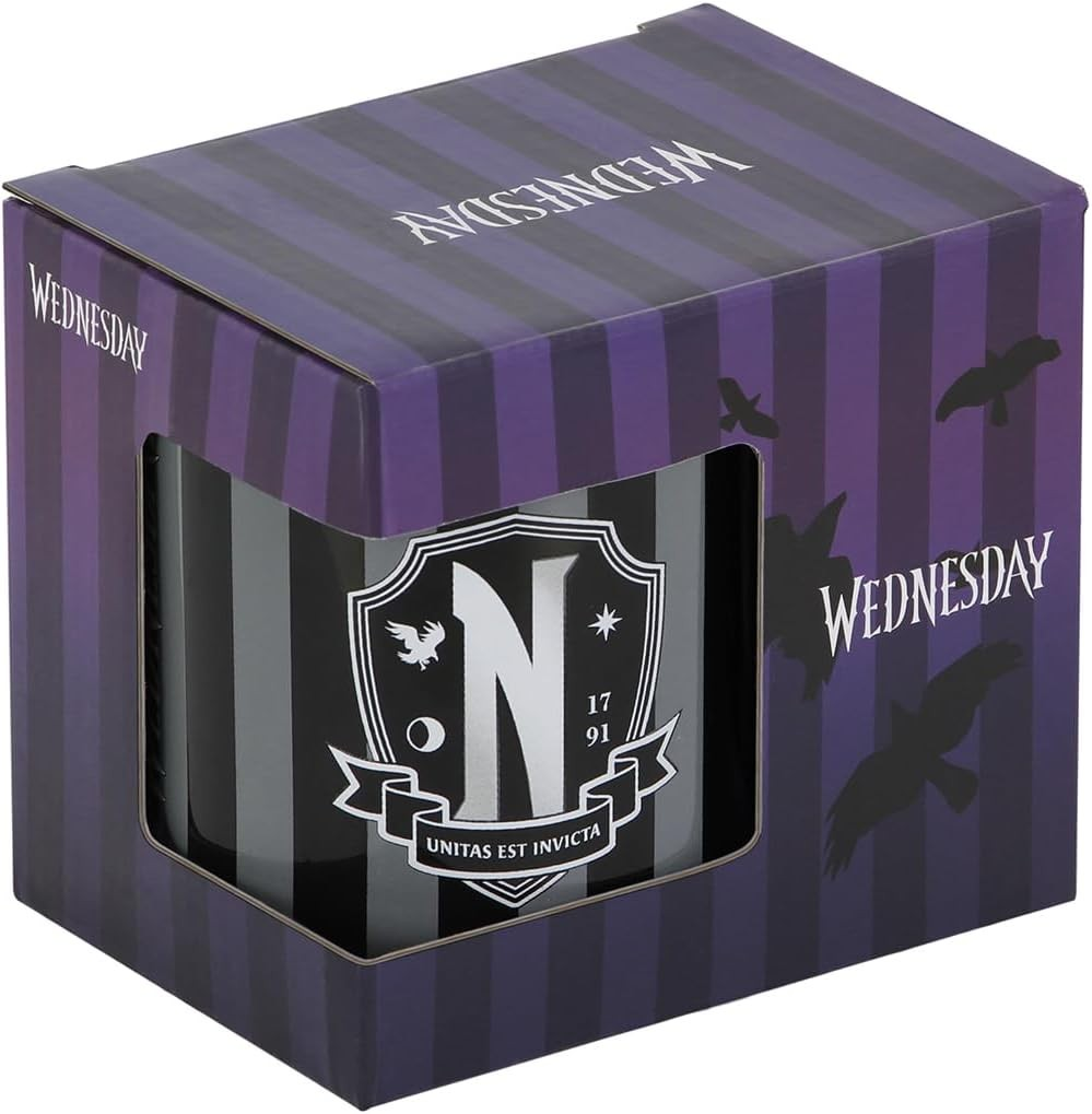 Un empaque a rayas moradas y negras con el texto Wednesday contiene una taza con el escudo de la escuela.