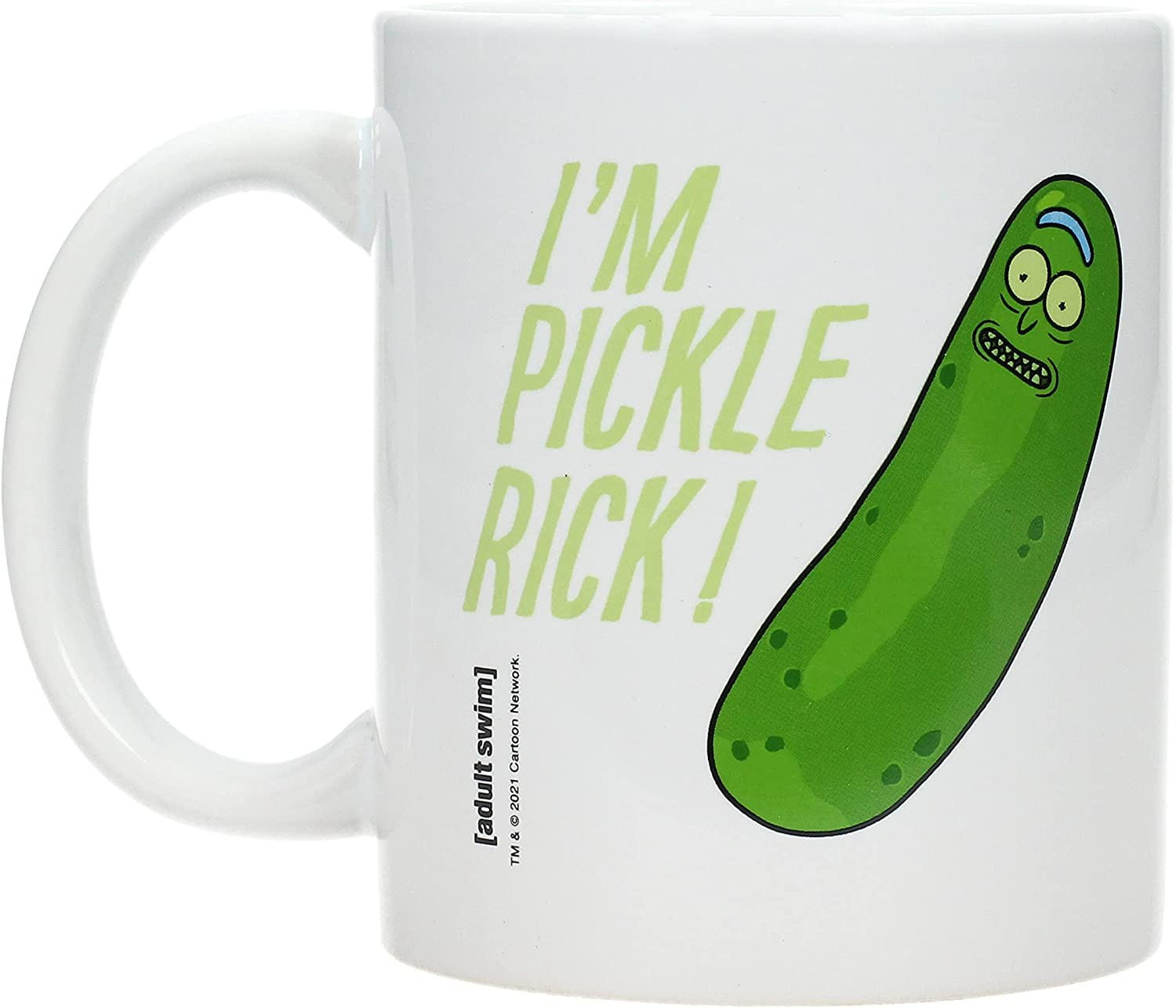 Una taza blanca con Pickle Rick de Rick y Morty con el texto 'I'm Pickle Rick!' y el logotipo de adult swim.