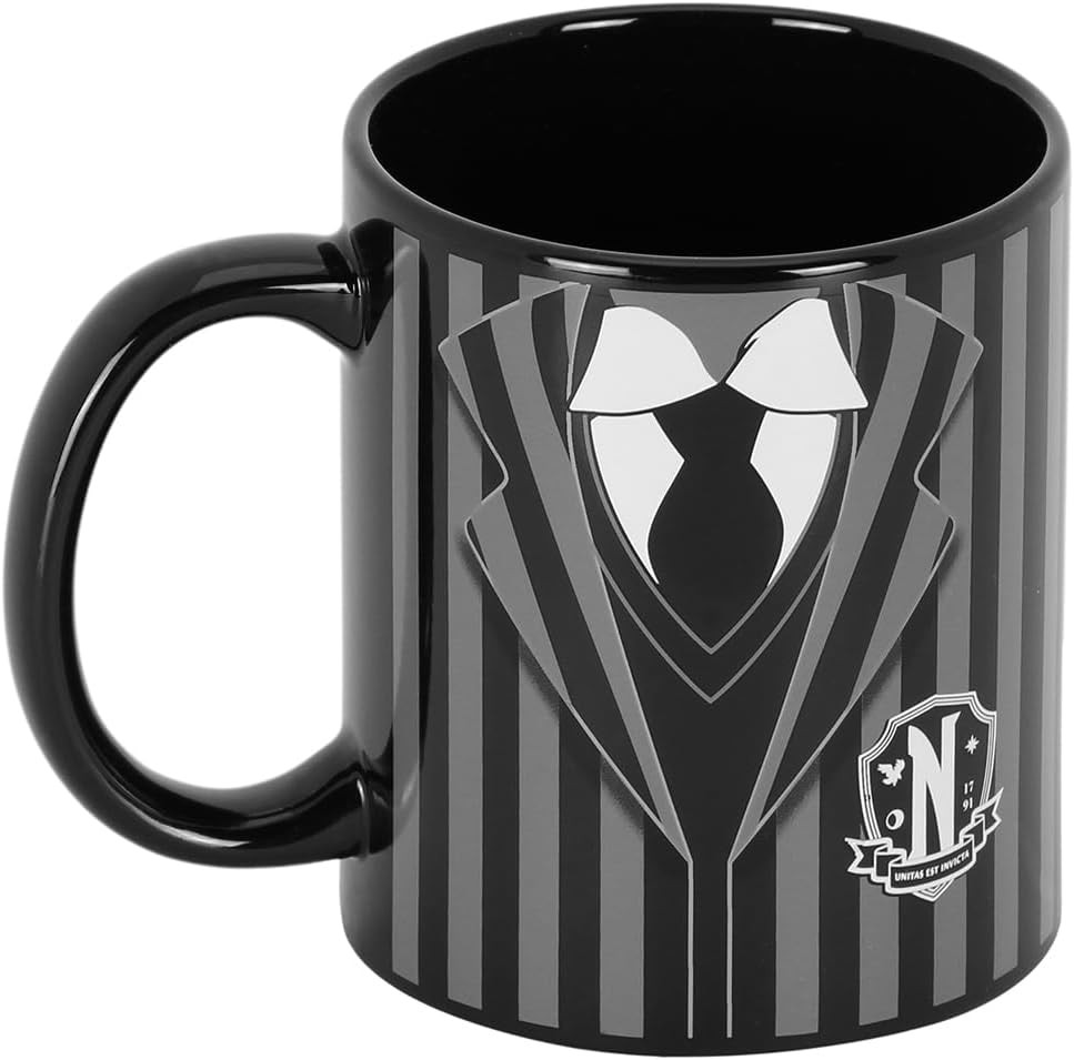 Taza de café negra con diseño de traje de rayas grises, cuello blanco y escudo escolar abajo.