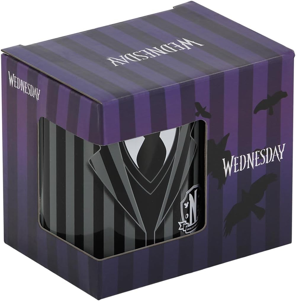 Una taza a rayas de Wednesday en una caja morada y negra con siluetas de cuervos y texto.
