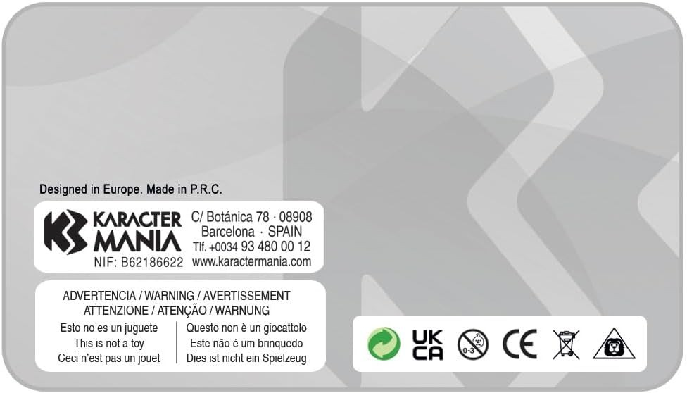 Tarjeta gris con logotipo de Karacter Mania, dirección, advertencias en varios idiomas y símbolos de certificación.