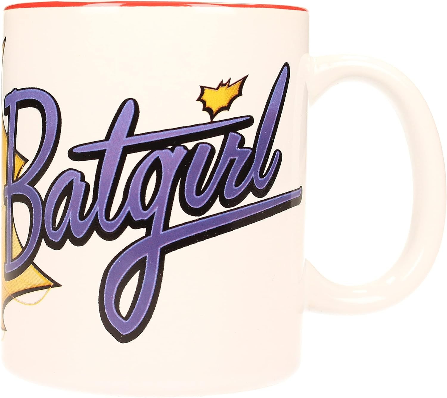 Una taza de cerámica blanca con la palabra Batgirl en morado y un borde rojo.