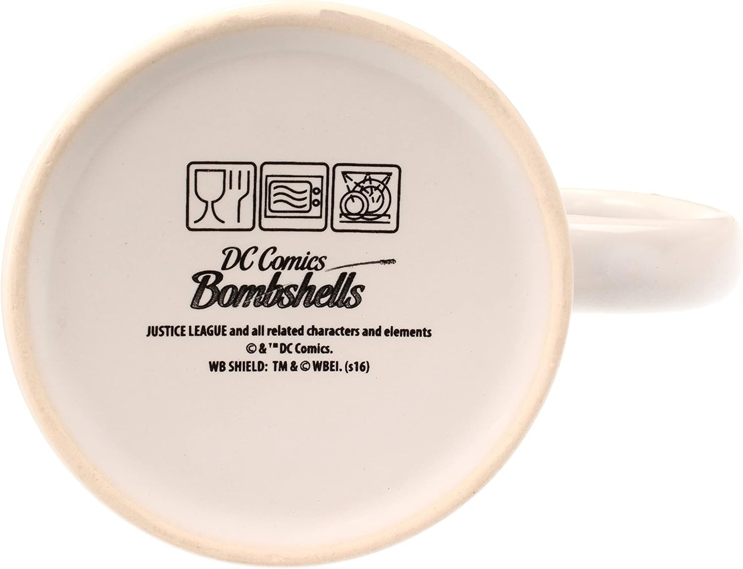 Fondo de una taza blanca con el logotipo de DC Comics Bombshells, símbolos de cuidado y copyright.