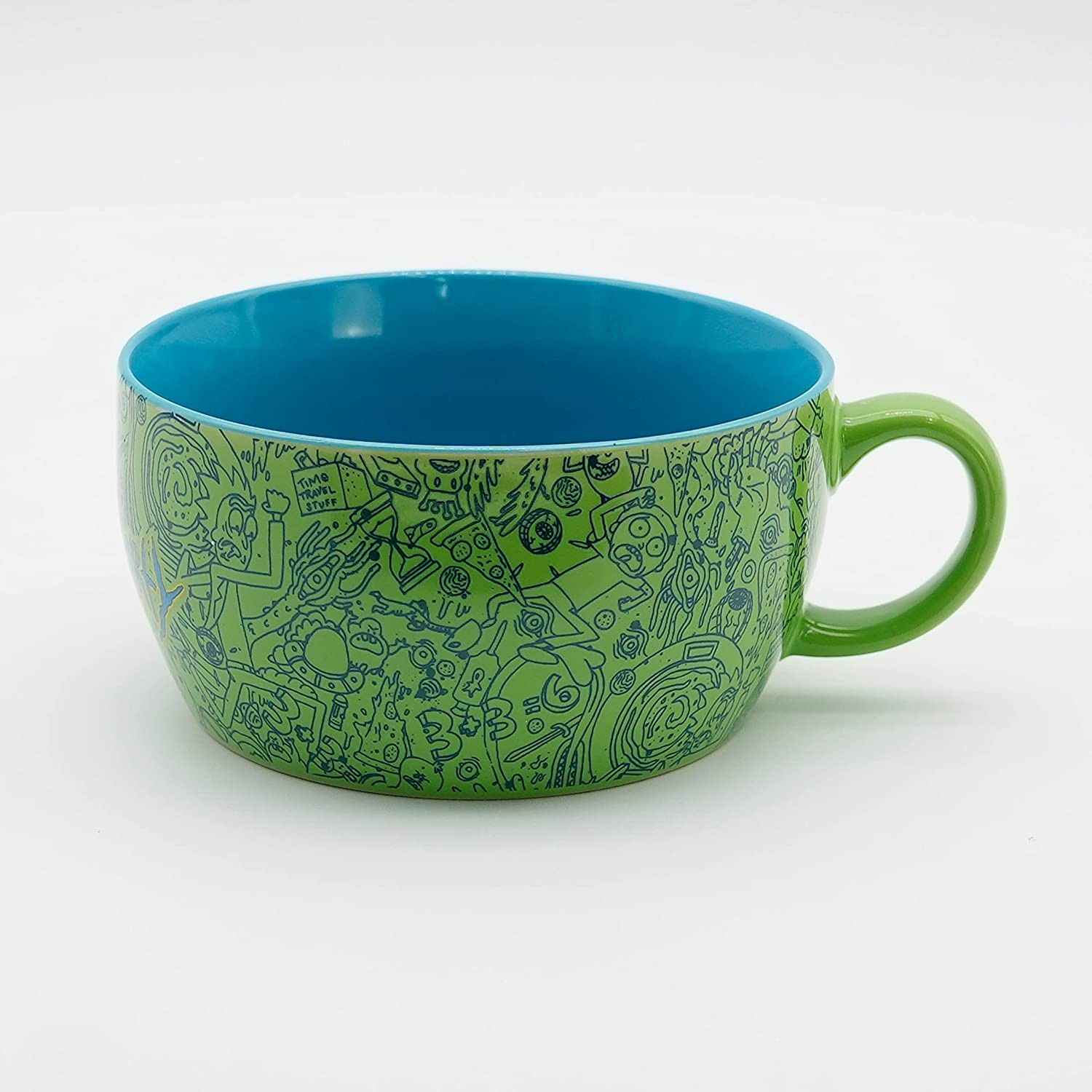 Una taza verde con interior azul y coloridos diseños de Rick y Morty.