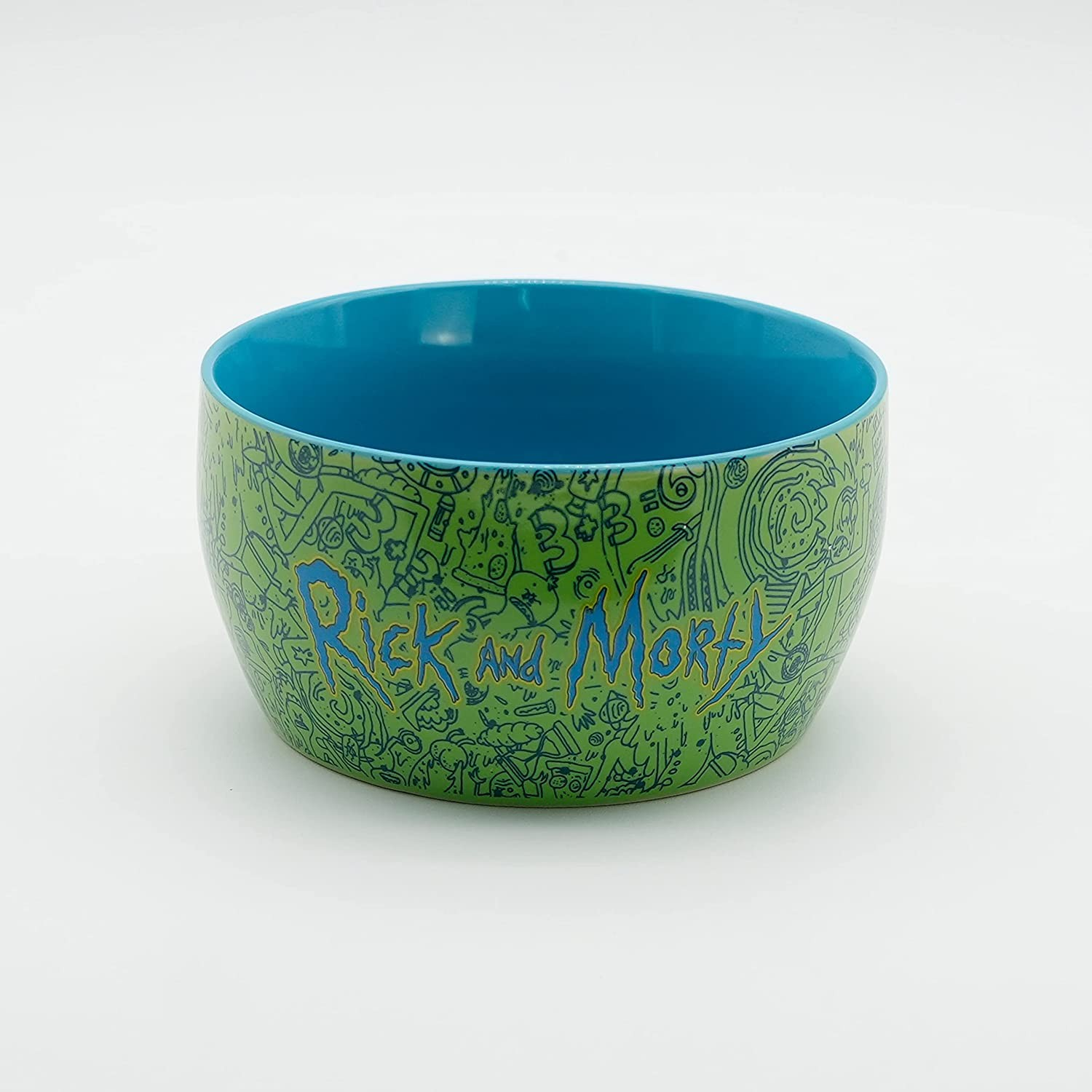Un bol de cerámica azul y verde de Rick y Morty sobre fondo blanco.
