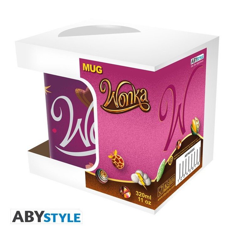 Una taza morada de Wonka dentro de una caja de cartón blanca con logotipo dorado y dulces coloridos.