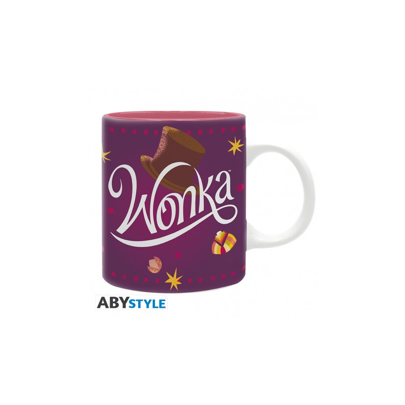 Una taza morada con el logotipo de Wonka, un sombrero y estrellas de colores sobre fondo blanco.