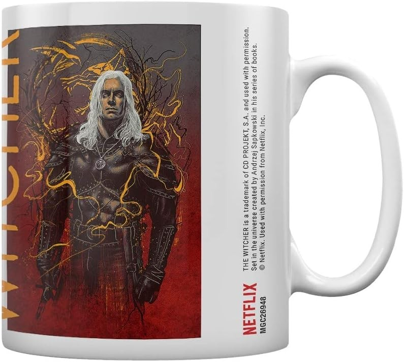 Taza blanca con ilustración de Witcher con pelo blanco, armadura oscura y remolinos mágicos amarillos sobre fondo rojo y gris.