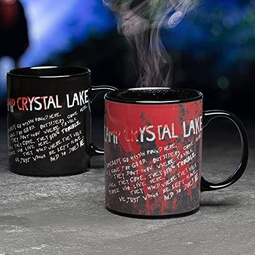 Dos tazas de Camp Crystal Lake con vapor y gráficos rojos.