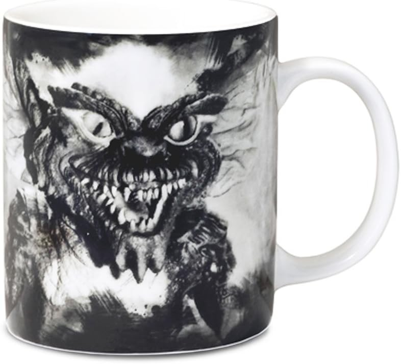 Una taza de cerámica blanca con un gráfico de Gremlin espeluznante en blanco y negro.