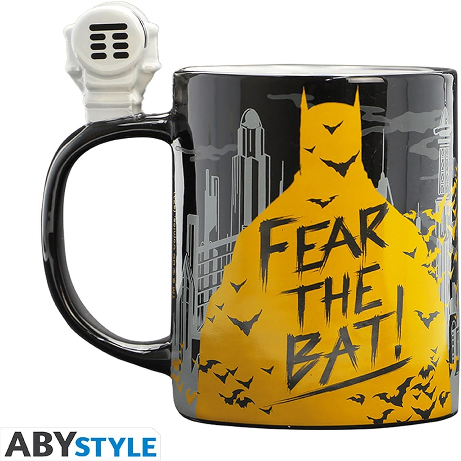 Taza negra de Batman con motivo amarillo, fondo de ciudad y un Batarang blanco en el asa.