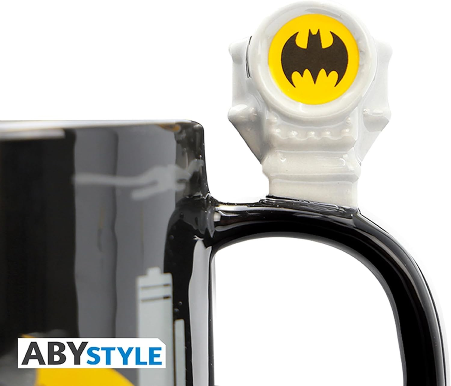 Taza negra con logotipo de Batman y asa de señal sobre fondo blanco.