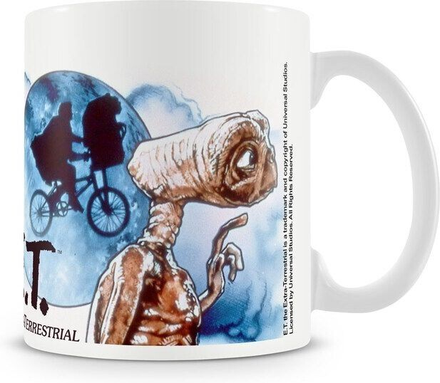 Una taza blanca muestra a E.T. señalando con un dedo y la clásica escena de la bicicleta ante la luna.