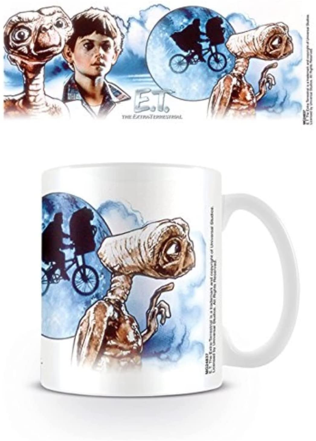 Una taza blanca muestra gráficos de la película E.T., un niño y la icónica escena de la bicicleta.